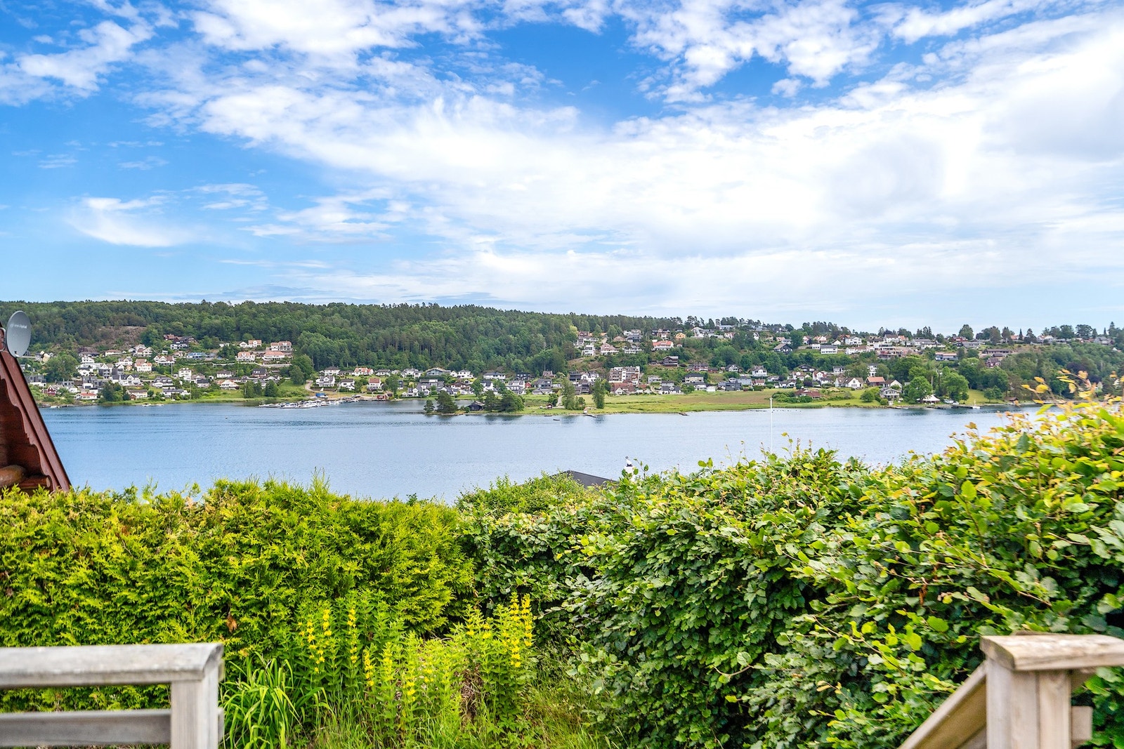 Nydelig utsyn over fjorden fra eiendommens frodige uteområder. Galleribilde