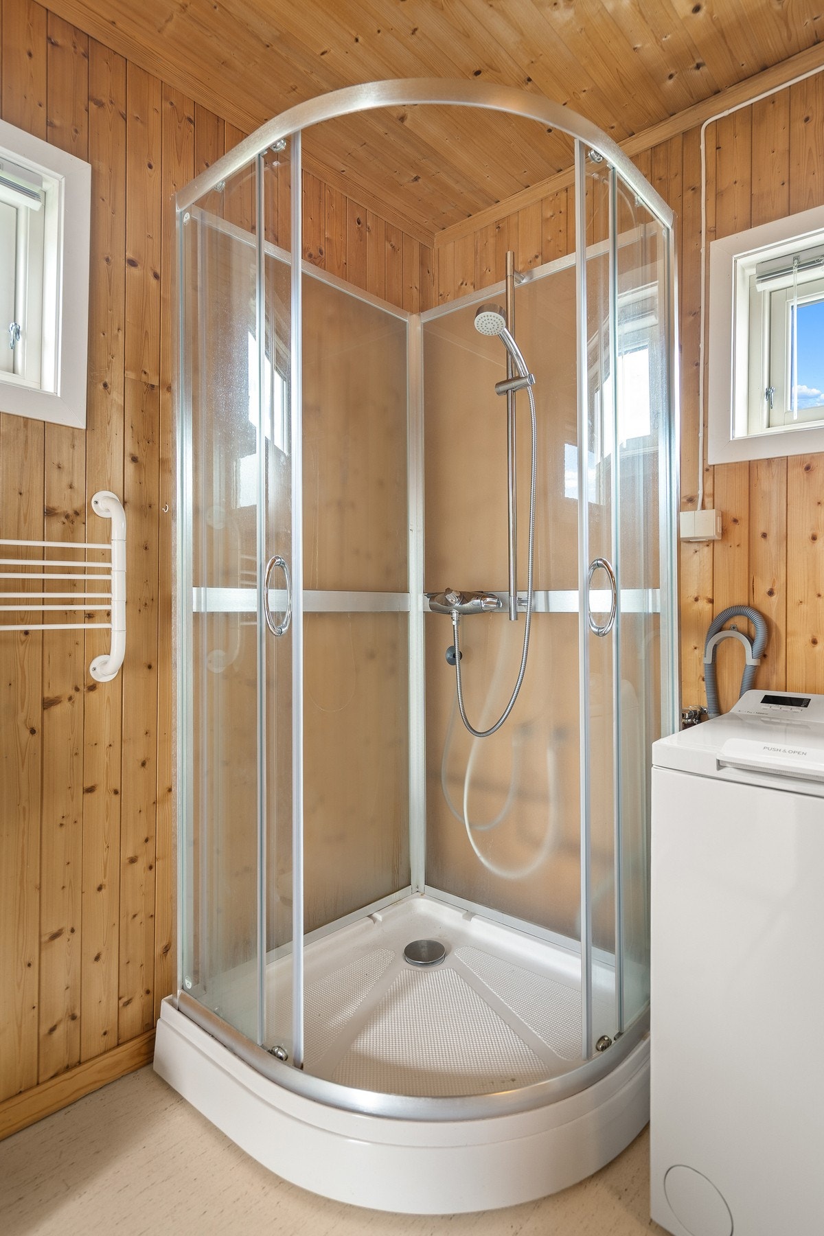 Vinduet sørger for godt med naturlig lys og ventilasjon, mens den varme trepanelen gir rommet en lun og hyggelig atmosfære. Galleribilde
