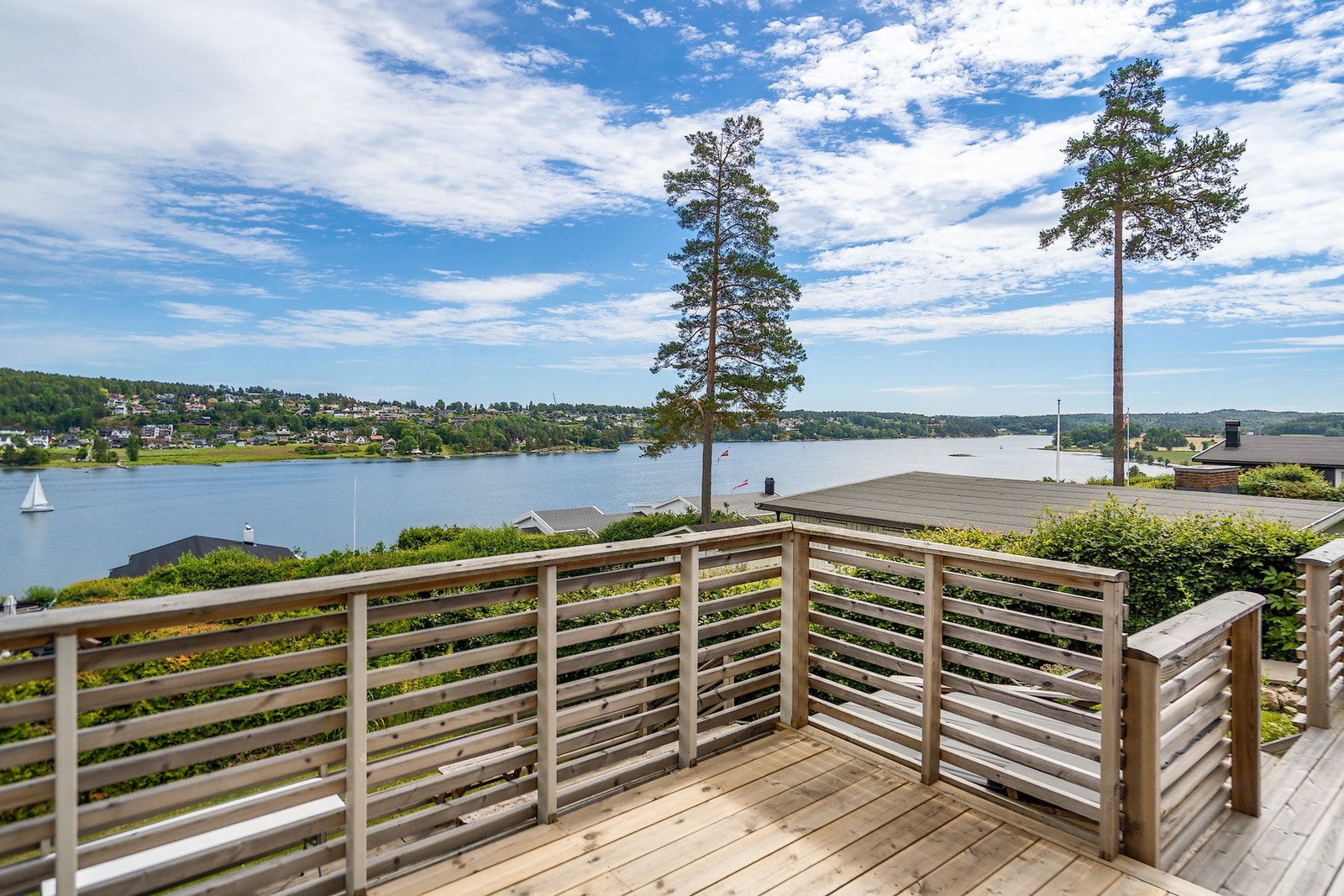 Stor og solrik terrasse med fantastisk utsikt over fjorden. Her kan du nyte morgenkaffen, lange sommerdager og hyggelige kvelder med en imponerende panoramautsikt mot vannet Galleribilde
