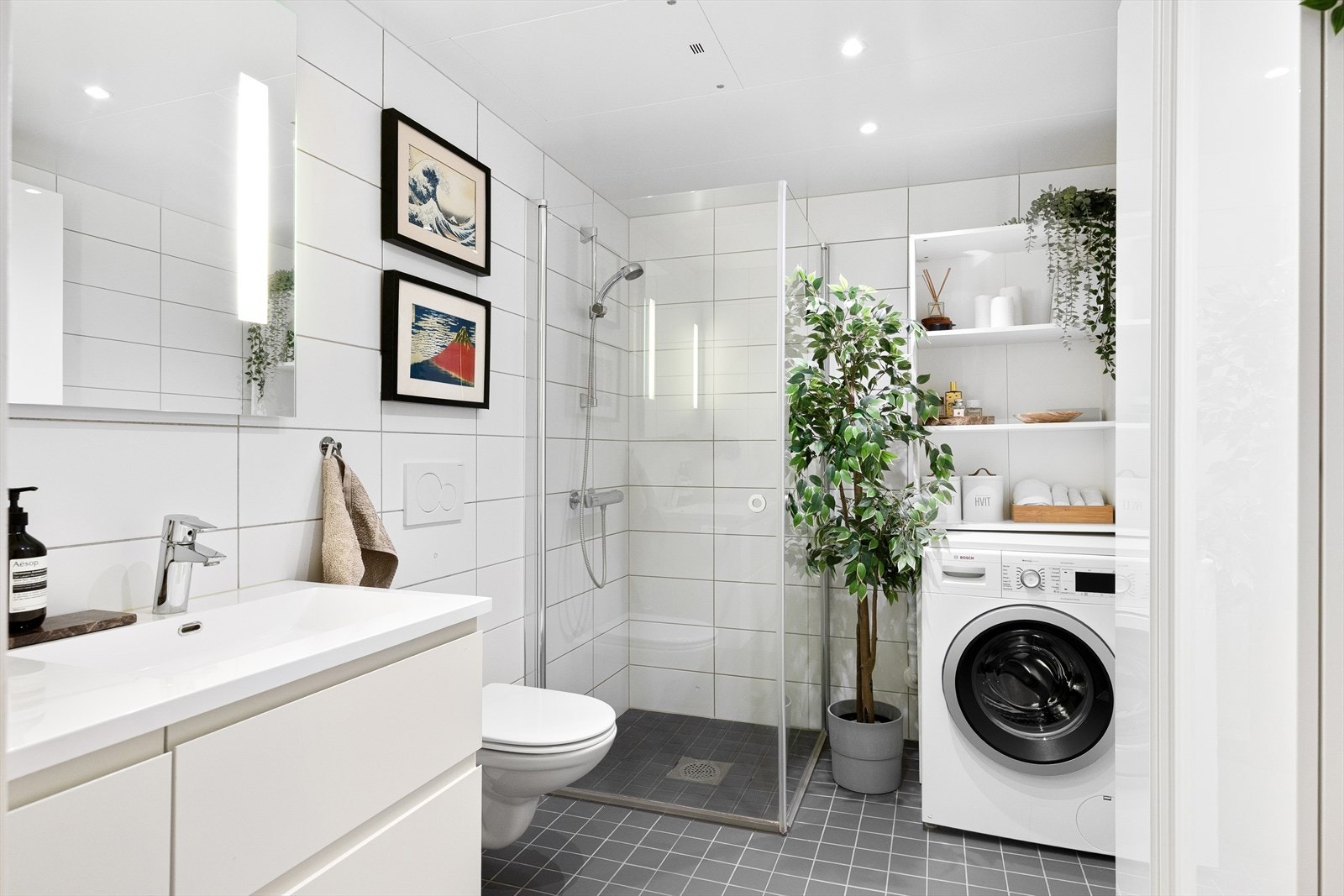 Moderne og romslig baderom med innfelt downlights i himling og elektrisk gulvvarme. Galleribilde