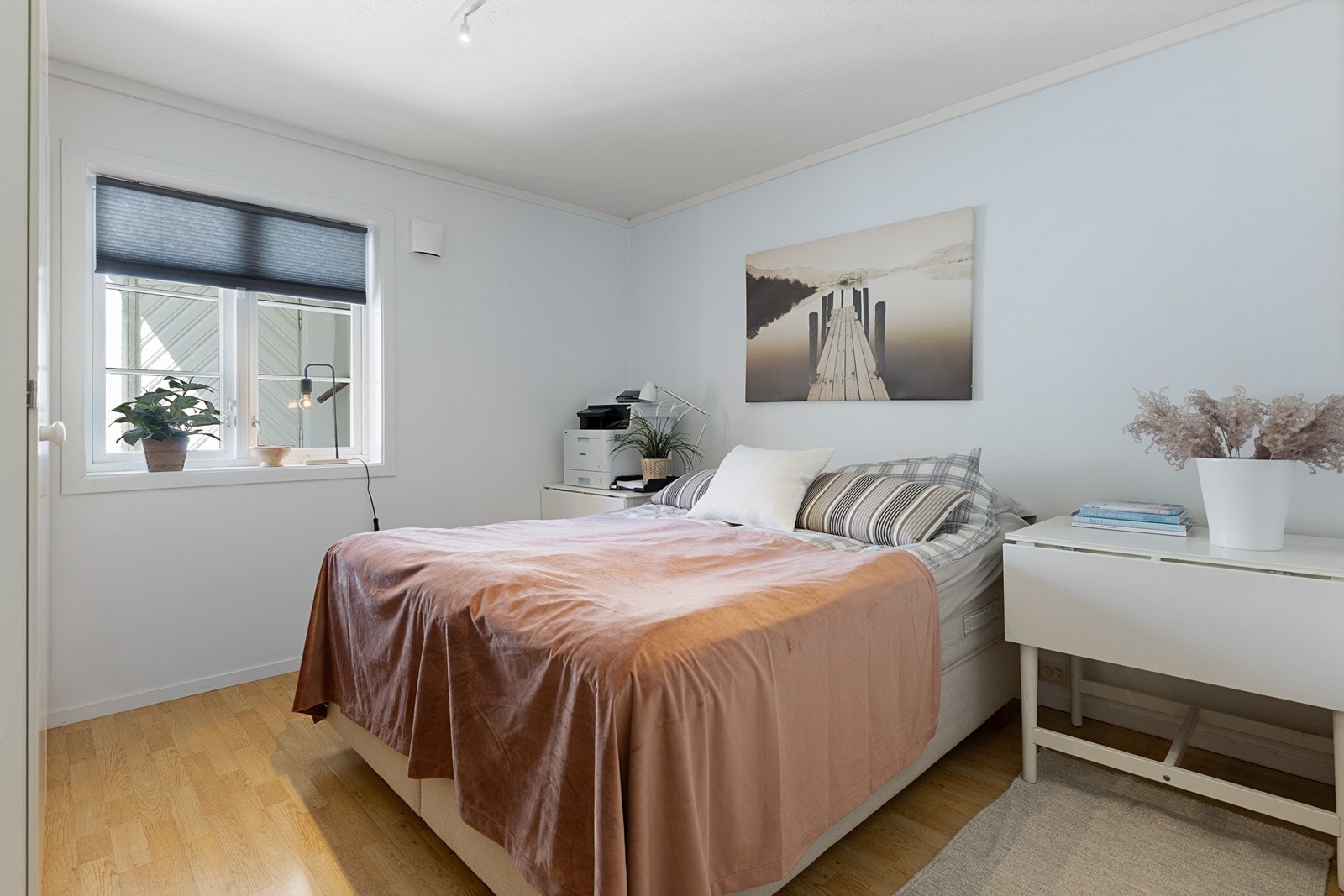 Romslig soverom med god plass til dobbeltseng. Galleribilde