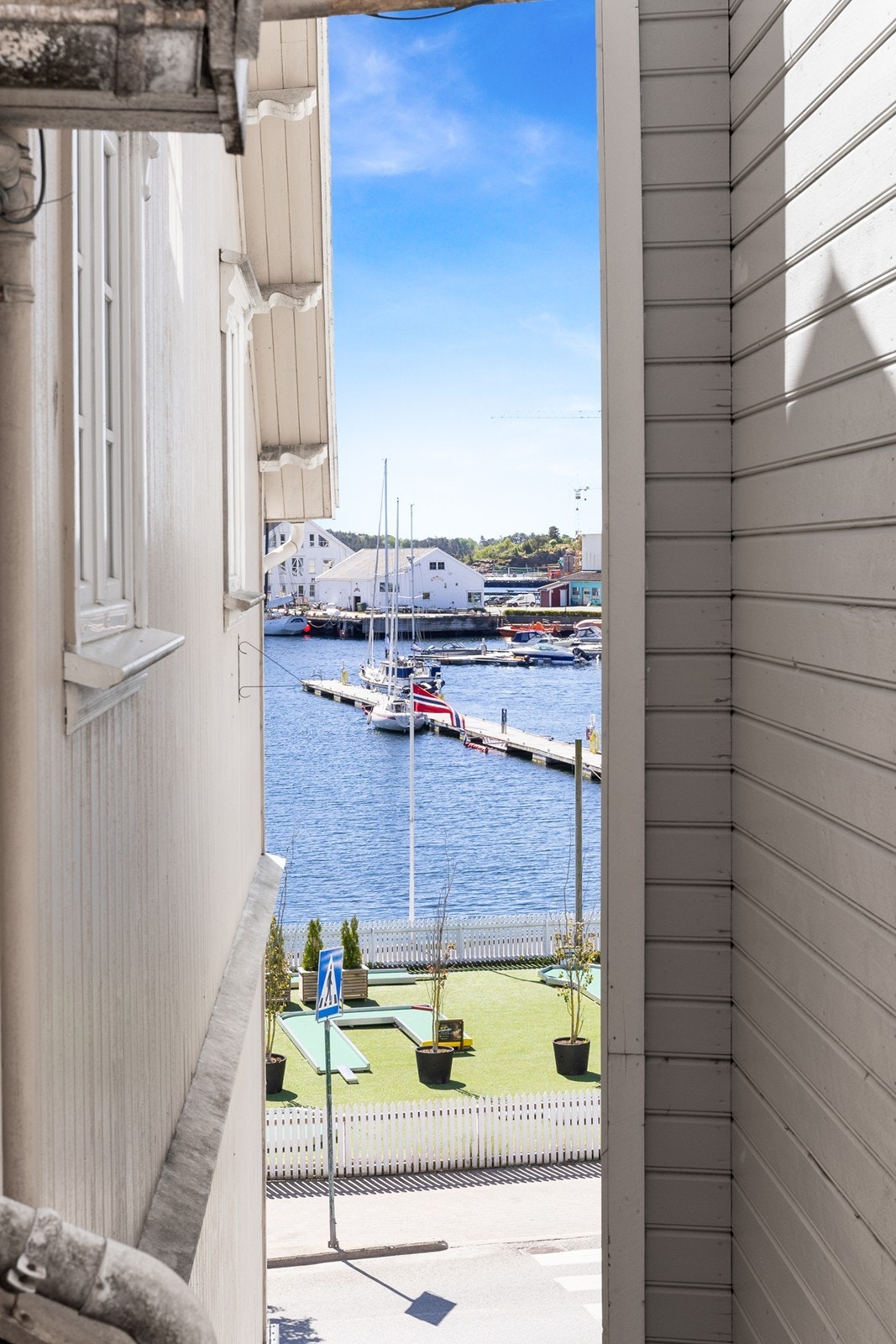 Hyggelig sjøgløtt mellom husene fra stuen. Galleribilde
