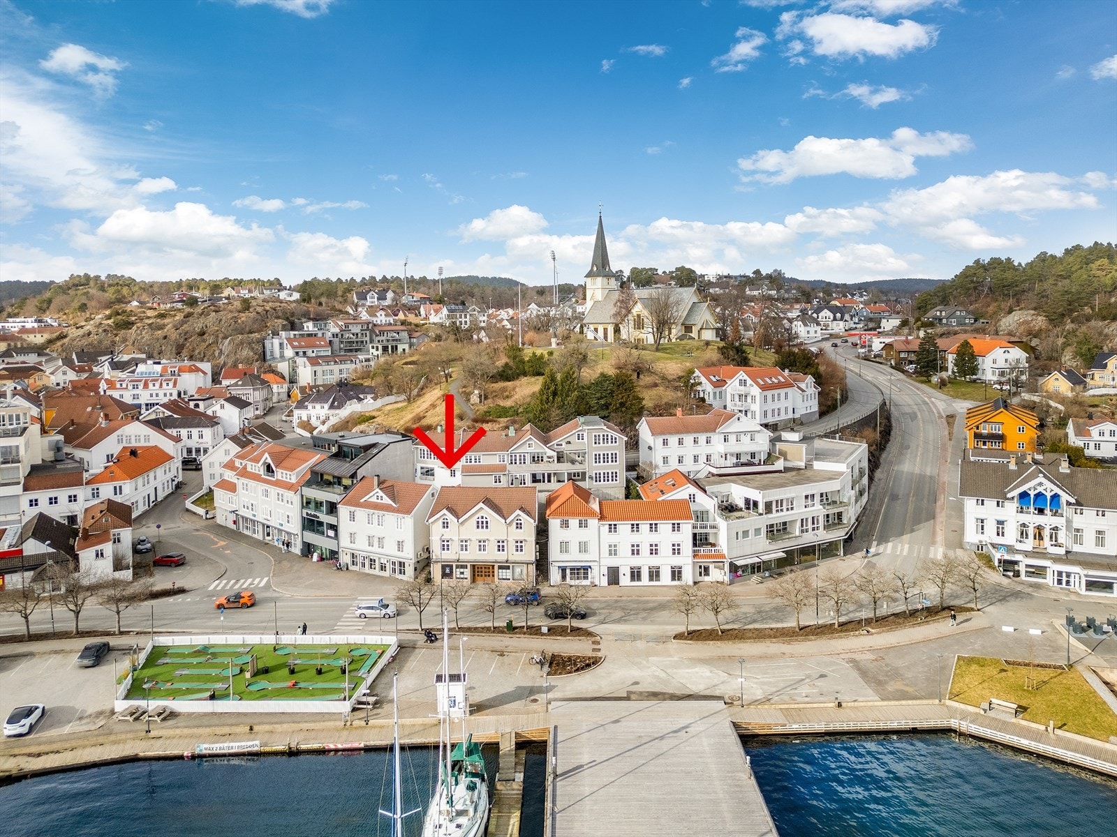 Oversiktbilde som viser den sentrale og sjønære beliggenheten. Galleribilde
