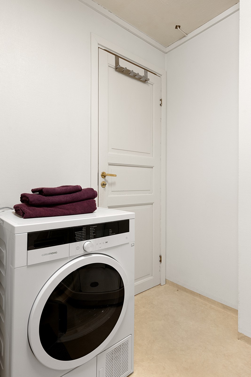 Det er opplegg for vaskemaskin på badet. Galleribilde