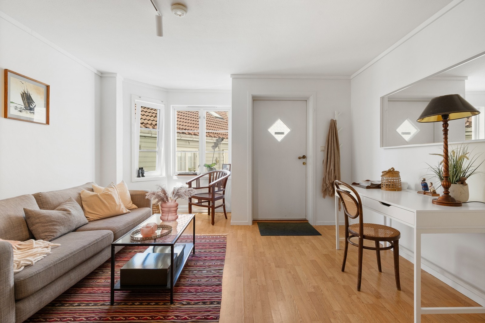 Lys og hyggelig stue med godt lysinnslipp fra vinduene. Galleribilde