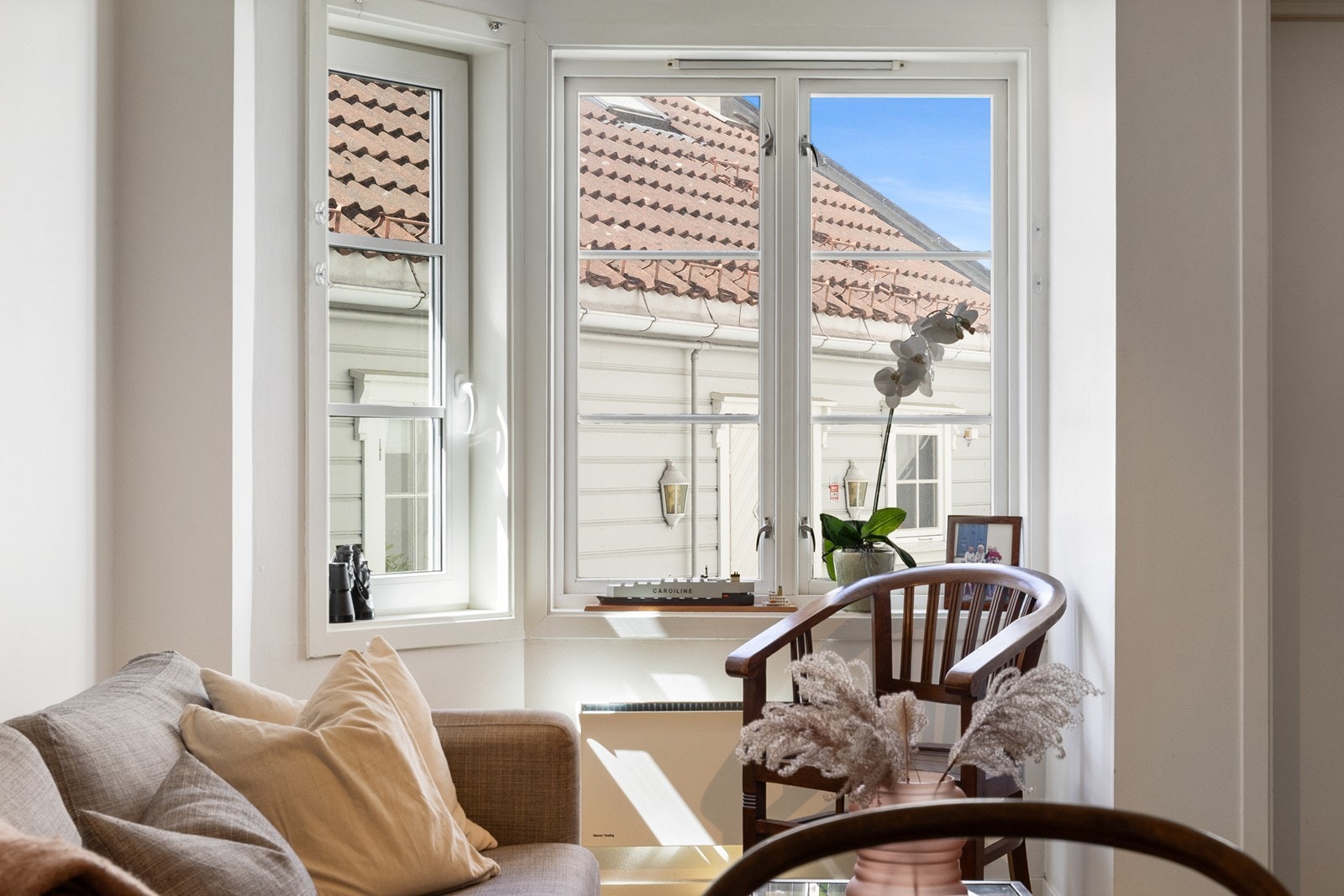 Stuen er effektiv med flere oppholdssoner. Galleribilde