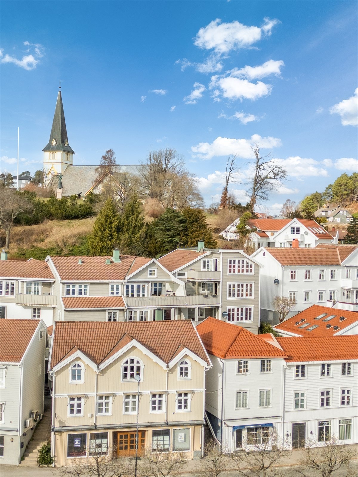 Leiligheten ligger i et koselig trehusmiljø. Galleribilde