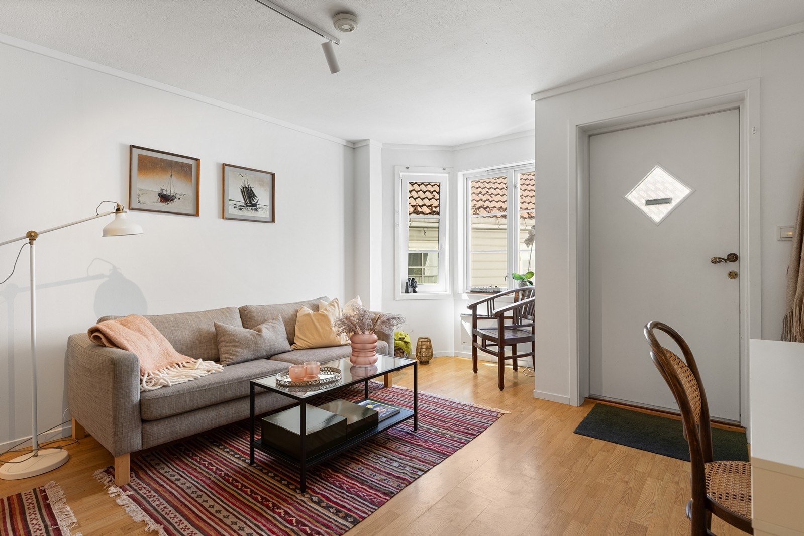 Stuen har flere gode møbleringsmuligheter. Her får man både plass til sofa og hyggelig lesekros ved vinduene. Galleribilde