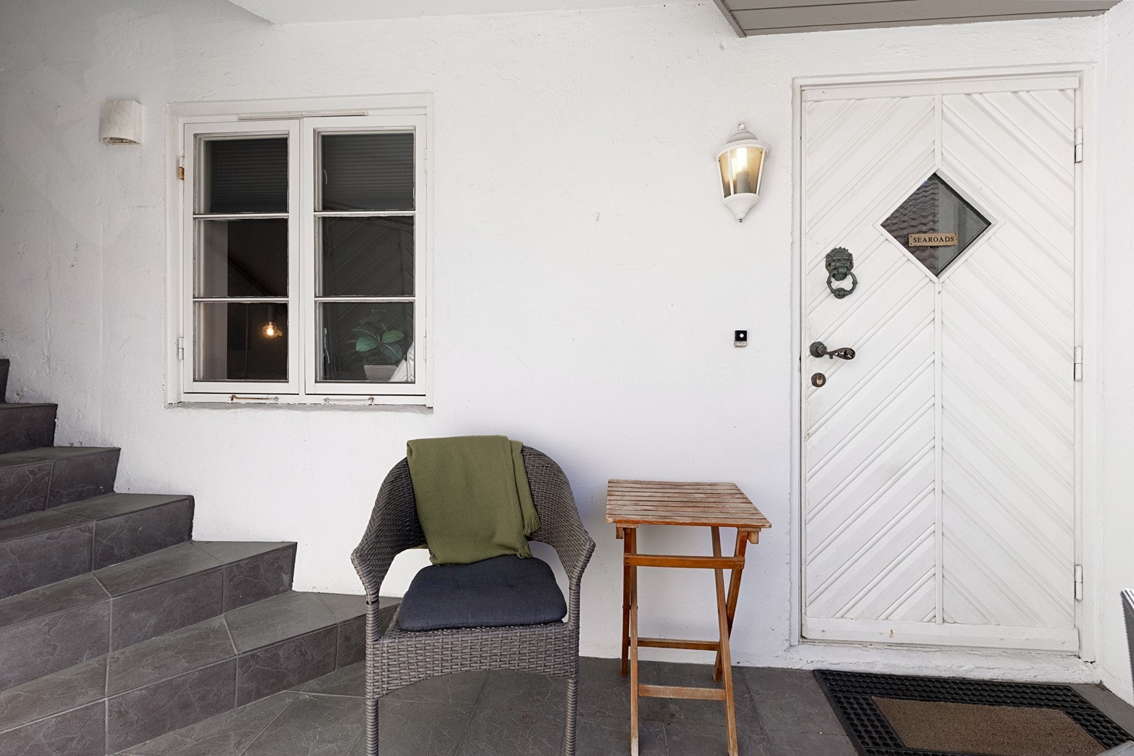 Ved inngangsdøren er det en hyggelig liten uteplass. Galleribilde