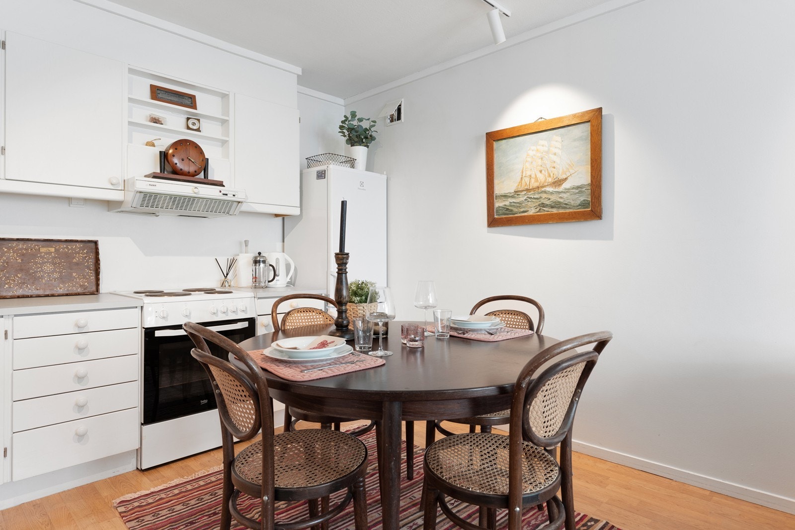 Det er god plass til spisebord med stoler på kjøkkenet. Galleribilde