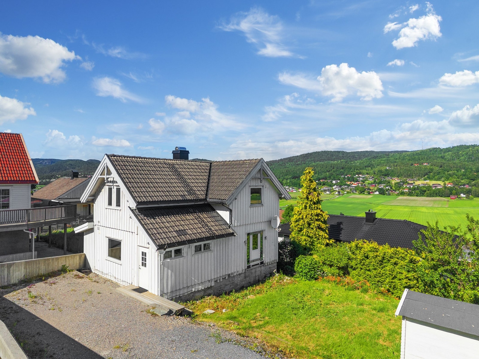 Krogsveen Skien Enebolig over to plan med oppussingsbehov |