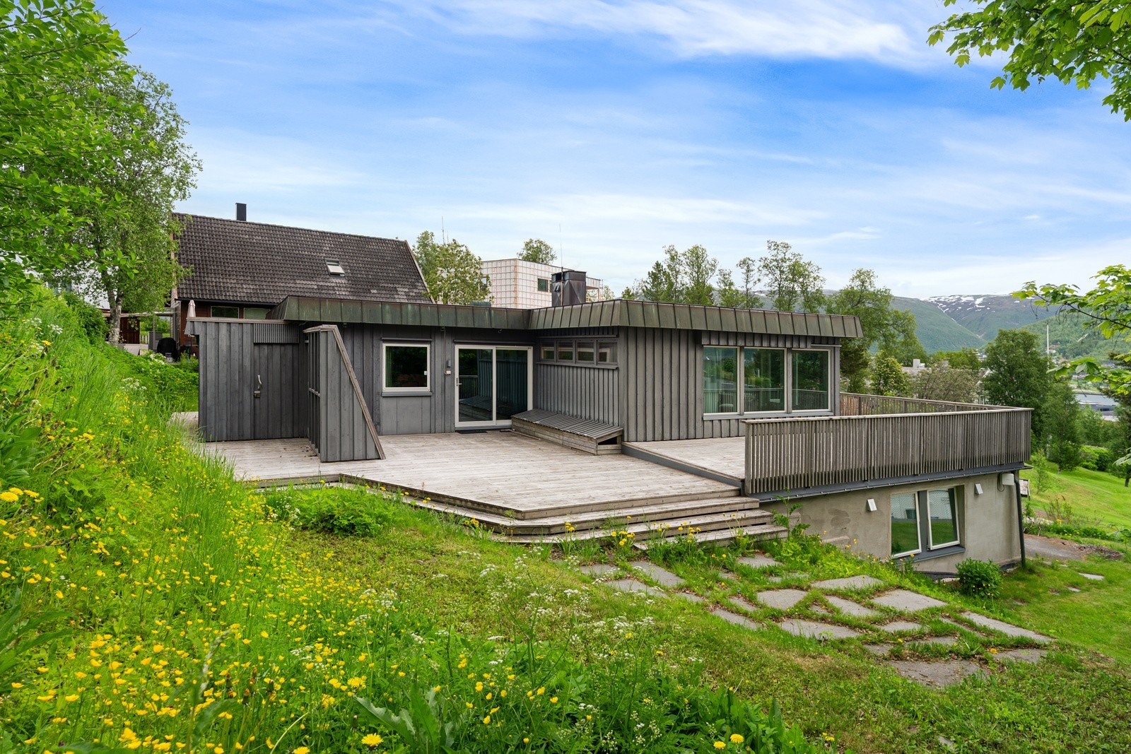 Velkommen til en sjelden mulighet - Austadvegen 1 presentert av Ivar J. Nerdal! Innholdsrik villaeiendom som kombinerer beliggenhet, utsikt og fleksibilitet på beste måte.