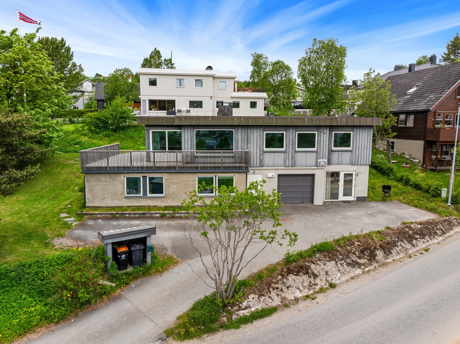 Fra eiendommen kan man nyte utsikt over nærområdene og gode solforhold gjennom store deler av dagen.