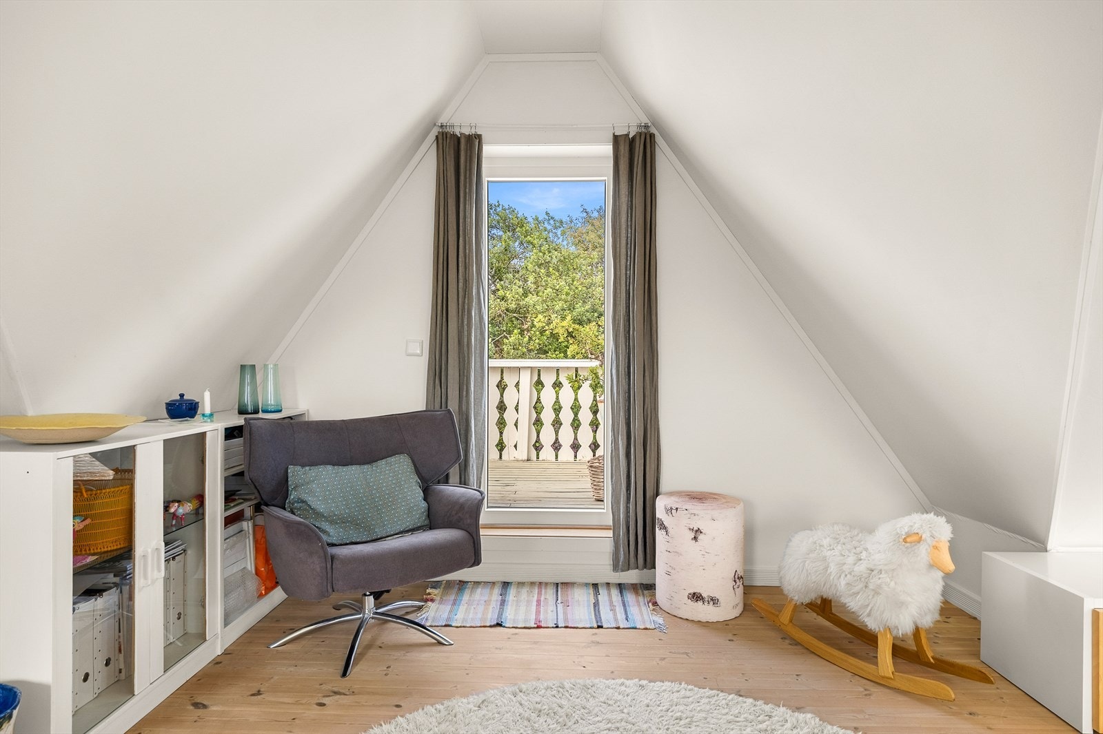 Loftstuen har utgang til veranda Galleribilde