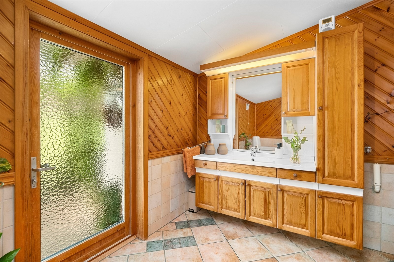Badet i 2. etasje har flislagte vegger og gulv med elektriske varmekabler samt naturlig ventilasjon. Dør direkte ut til uteområdene. Galleribilde