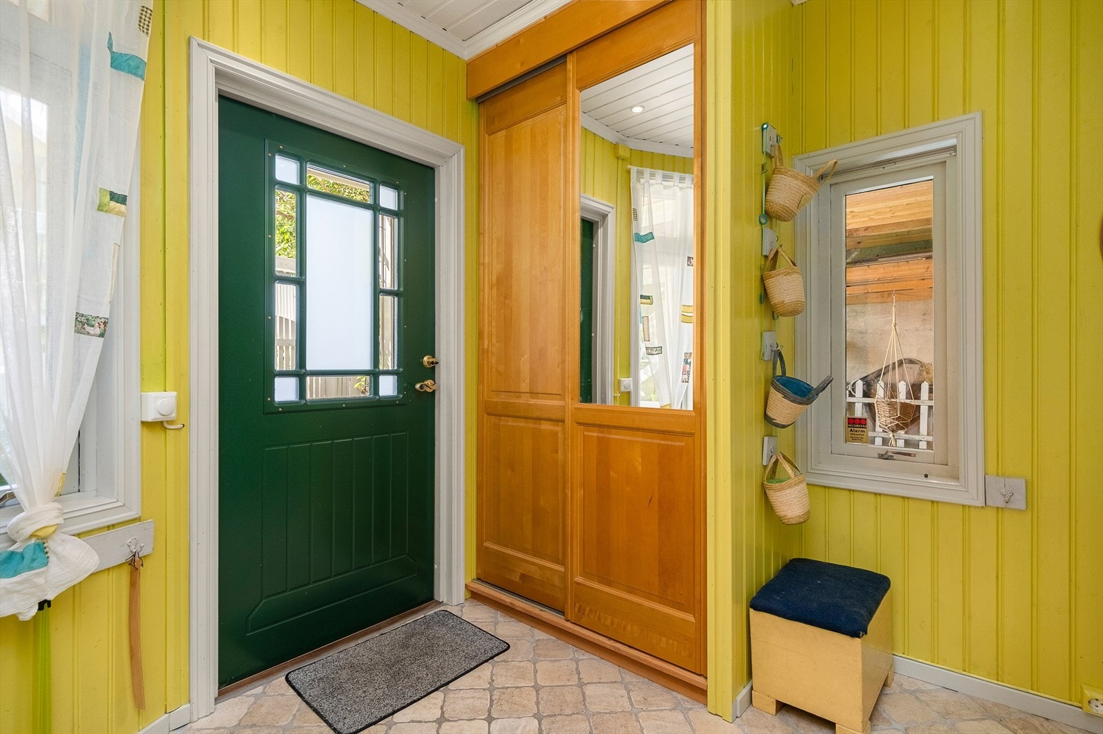 Skyvedørsgarderobe gir god oppbevaringsplass i entréen. Galleribilde
