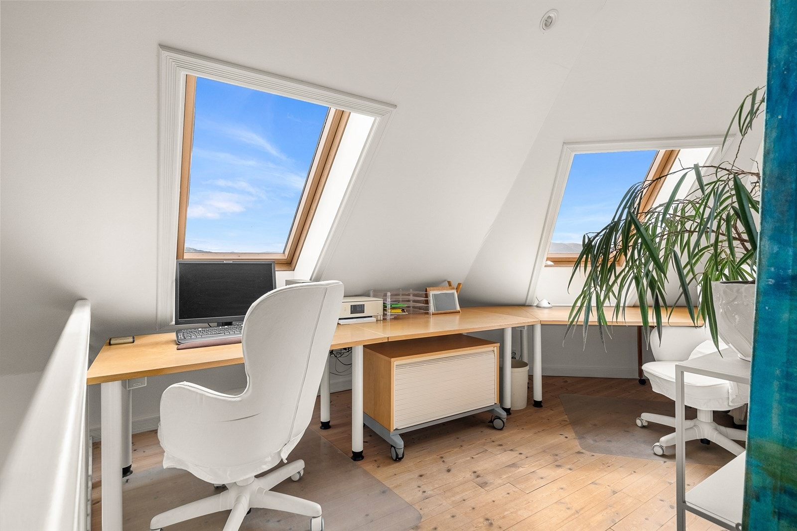 Loftsområdet har tilrettelagt kontorplass og vinduer med utsikt. Galleribilde