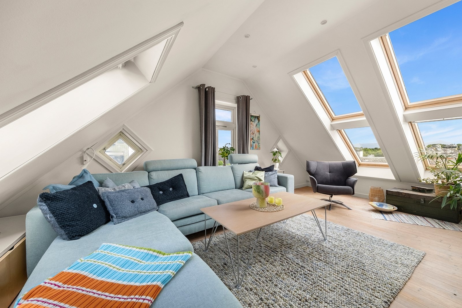 Loftstuen har gulv av parkett og store vindusflater som gir rikelig med naturlig lys. Galleribilde