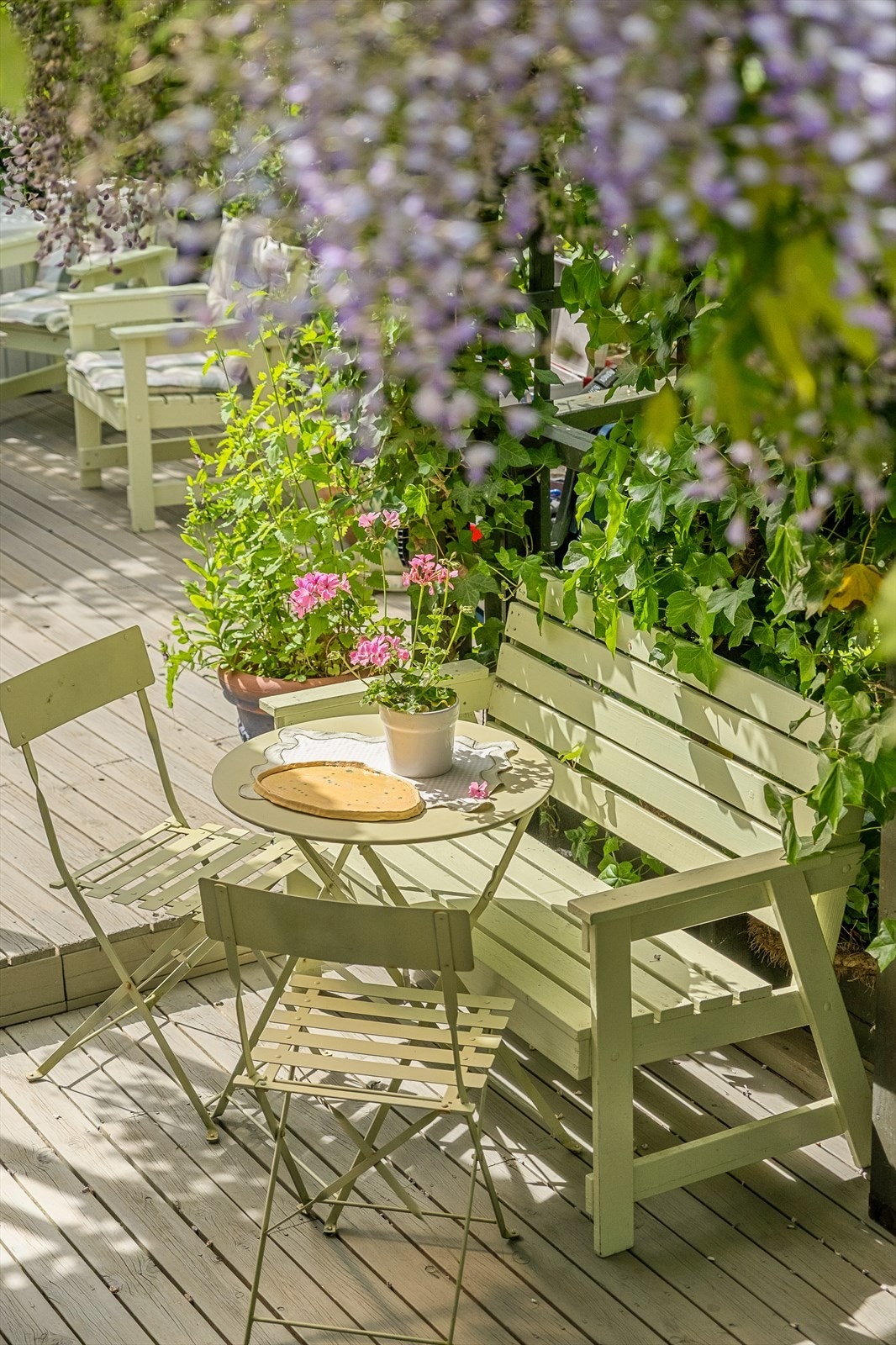 Terrasse med med flere soner gir mulighet for å nyte sola hele dagen Galleribilde