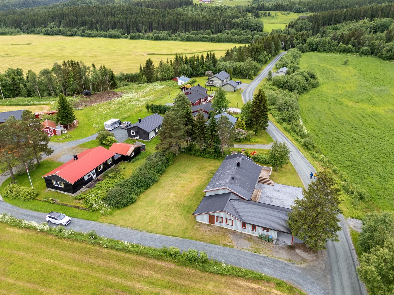 Stor hus med garasje, carport og romslig tomt. Galleribilde