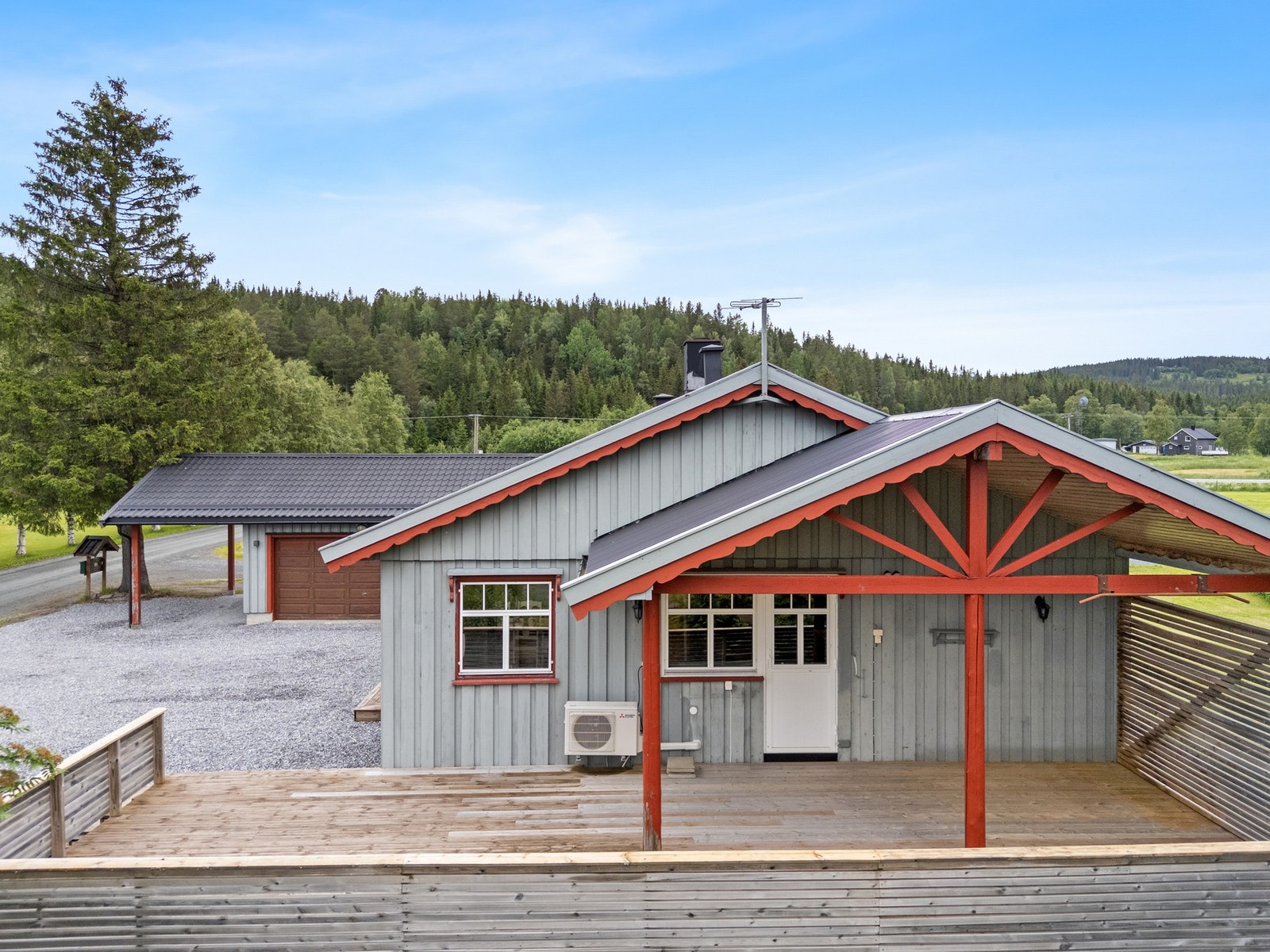 Stor veranda som delvis er takoverbygd. Galleribilde