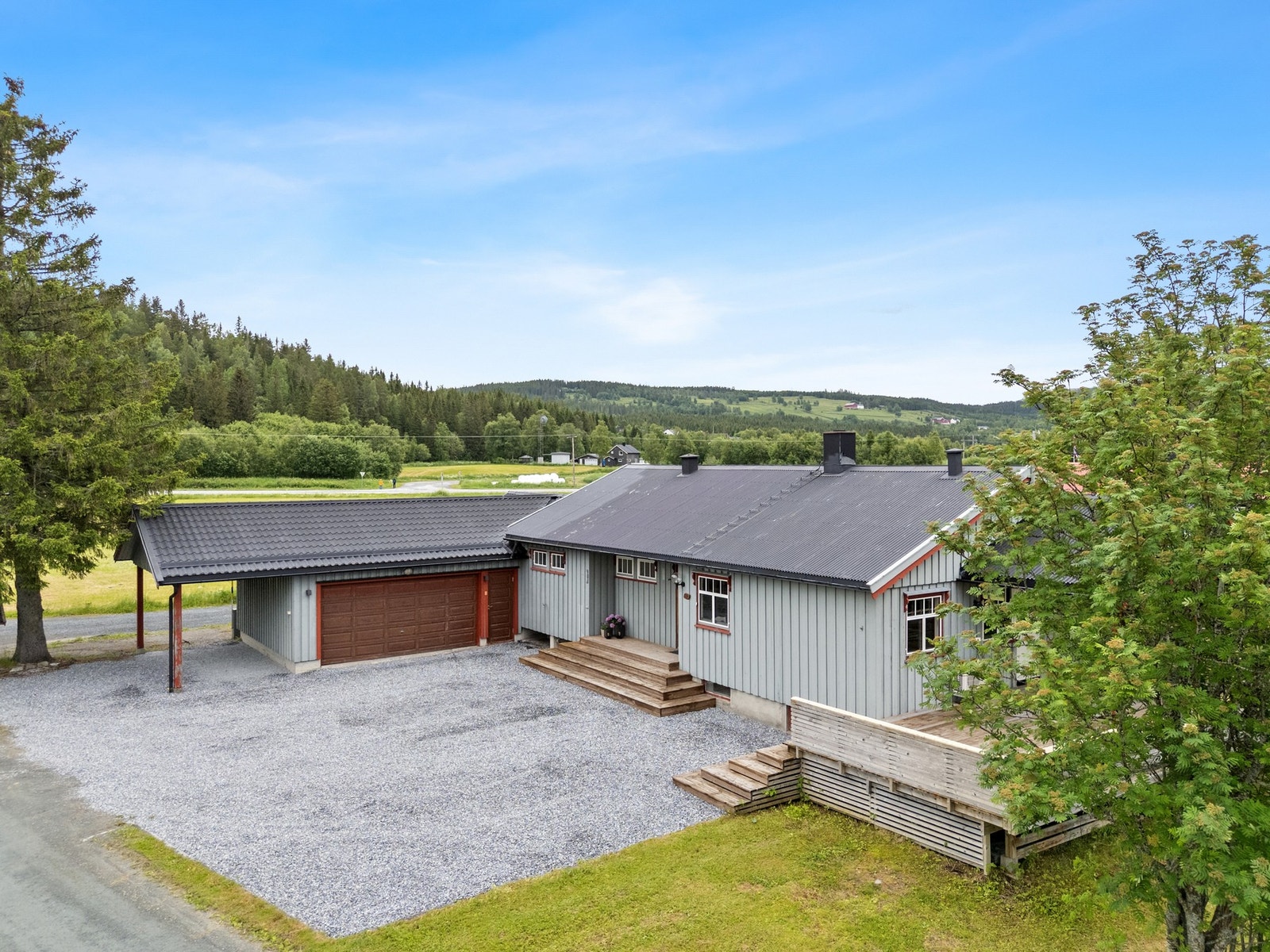 Stor garasje og carport. Galleribilde
