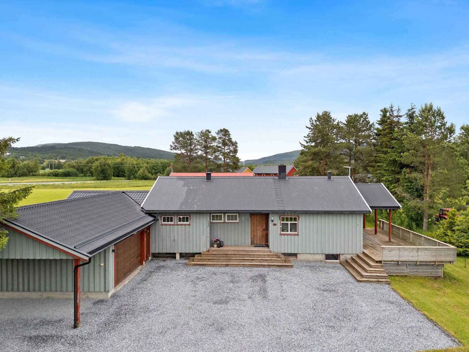 Romslig gårdsplass. Galleribilde