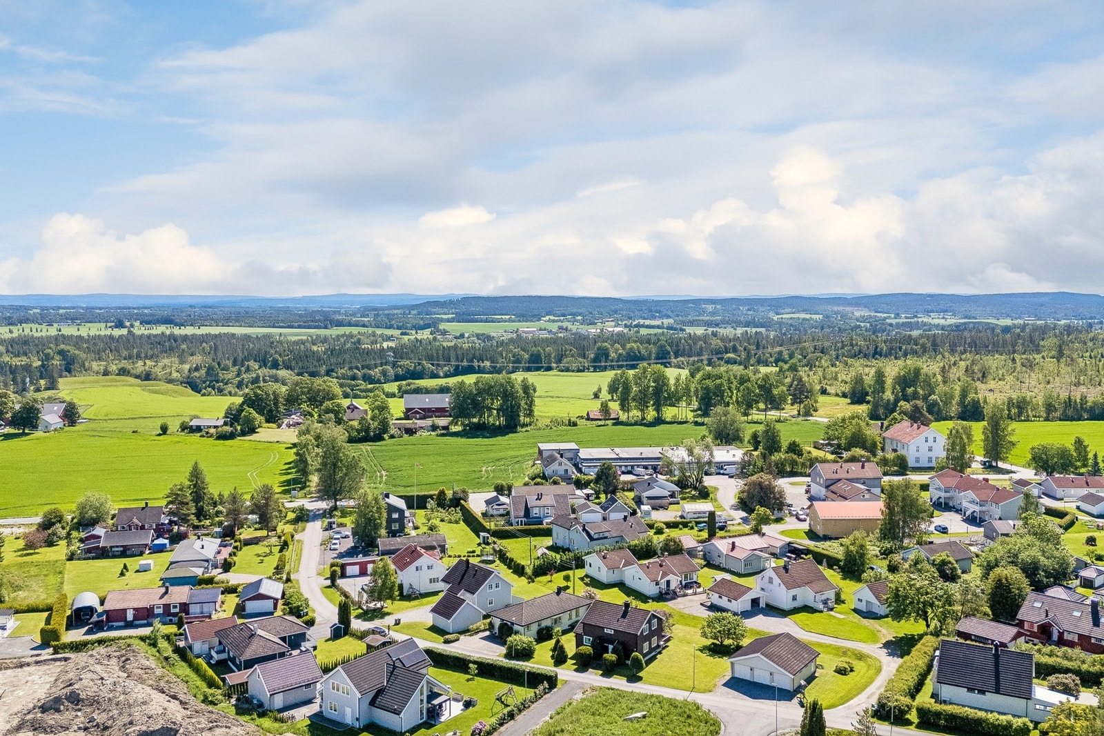 Eiendommen ligger i et etablert og familievennlig boligområde bestående av eneboliger og landlige omgivelser. Galleribilde