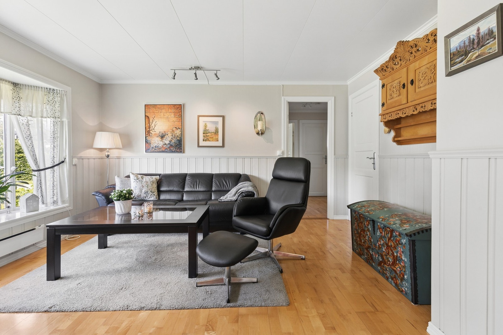 Et flott allrom som er godt tilrettelagt for hyggelige stunder med familie og venner. Galleribilde