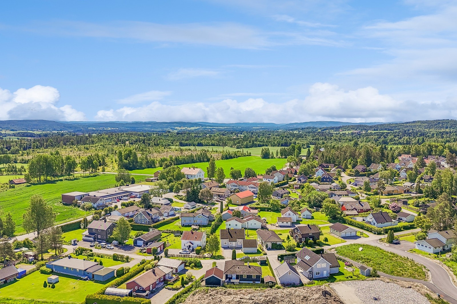 Her bor man landlig og fredelig, samtidig som man har enkel tilgang til arbeidsplasser, servicetilbud og kommunikasjonstilbud i regionen. Galleribilde
