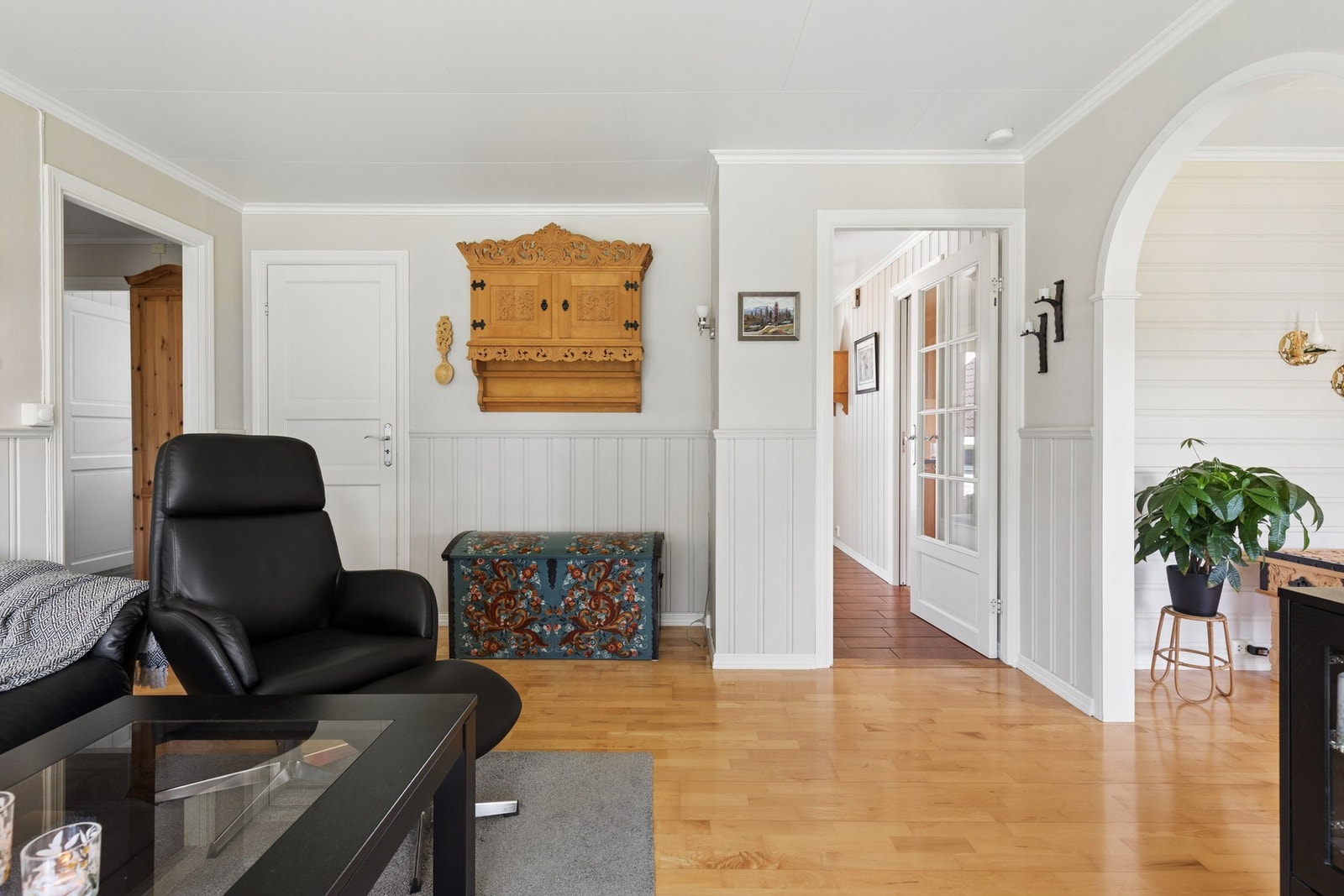 Her har du rikelig med plass til både sofagruppe, spisebord og annet møblement. Galleribilde