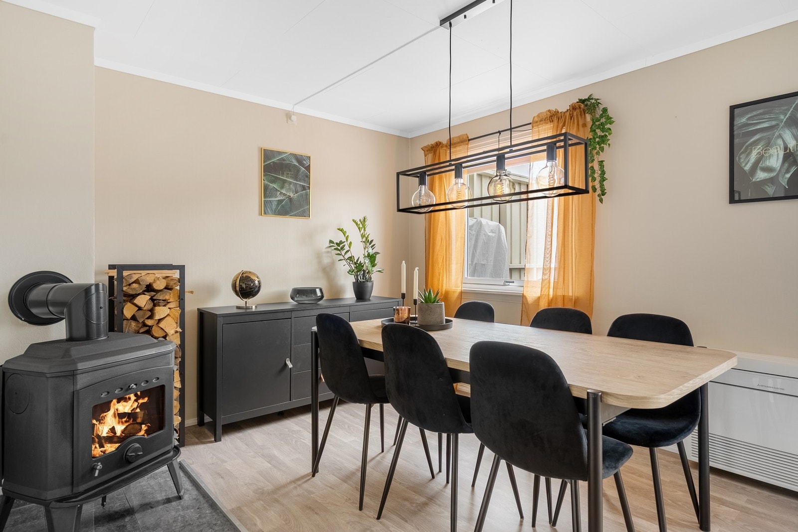 Spiseplassen inviterer til alt fra lange middager med gjester til enkle og praktiske måltider i en travel hverdag Galleribilde
