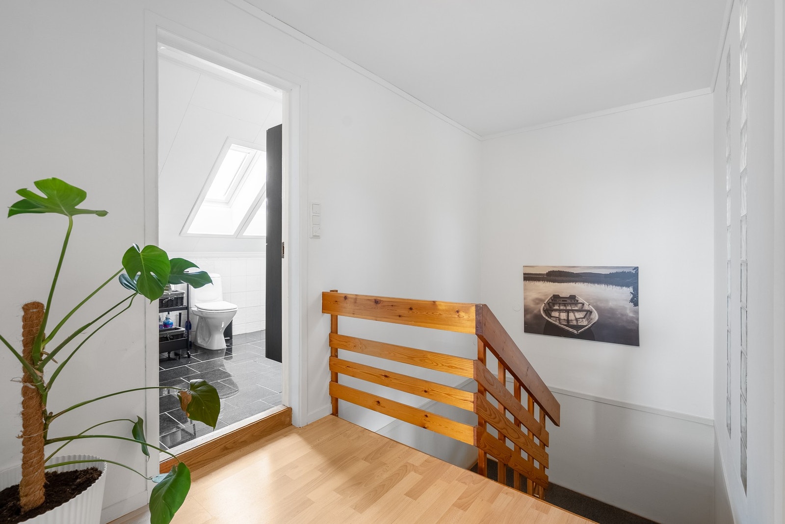Badet i 2. etasje har enkel adkomst fra trapperommet og fremstår som romslig og praktisk i bruk Galleribilde