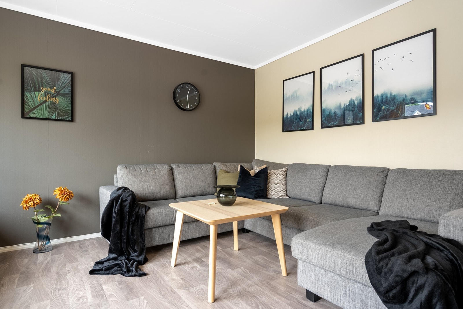 Den romslige sofasonen legger til rette for hyggelige stunder, enten det er familiekveld, besøk eller avslapning i hverdagen Galleribilde