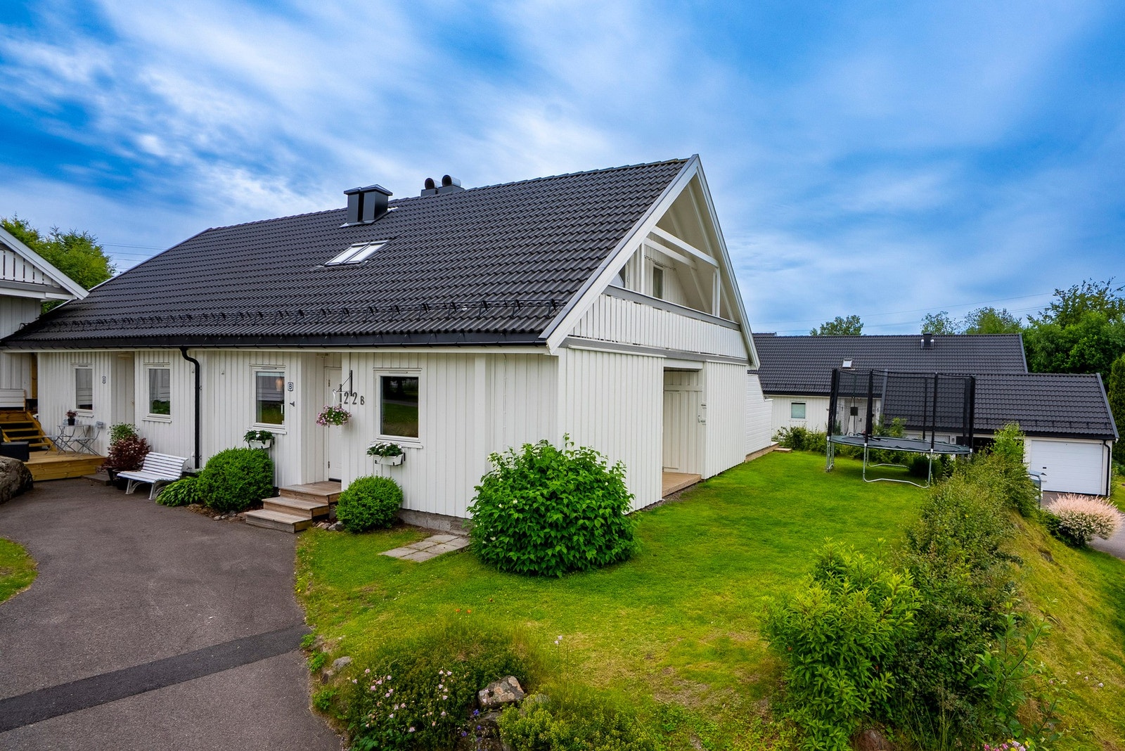 Hyggelig grøntområde langs huset som gir gode muligheter for lek og aktivitet Galleribilde