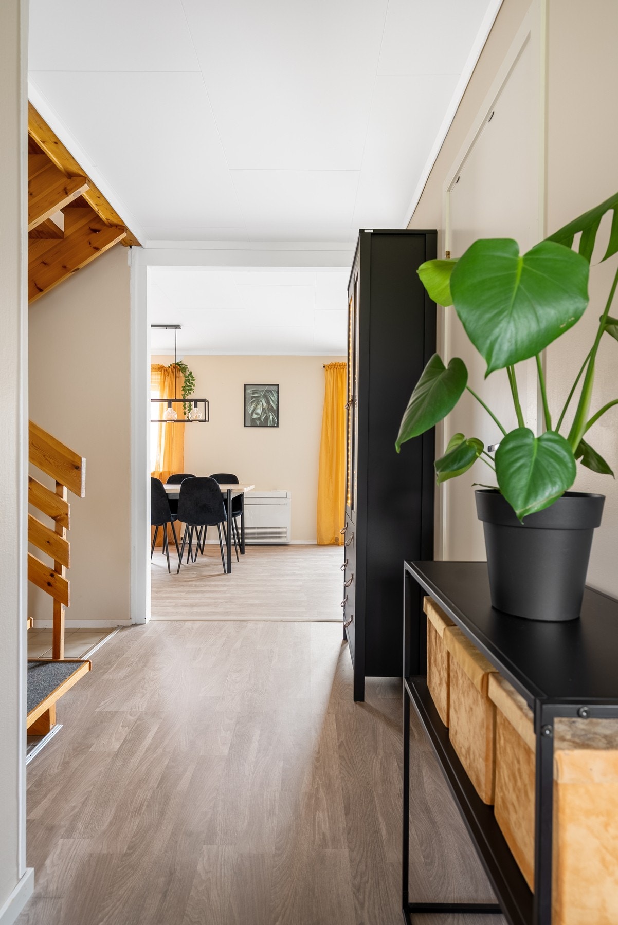 Lys og bred hall leder deg inn i stuen Galleribilde