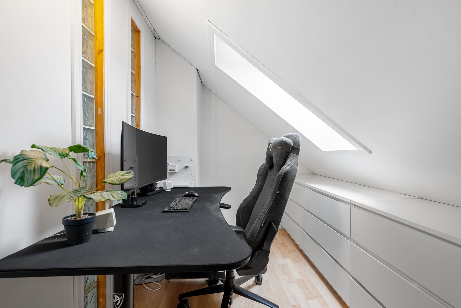 I hallen er det laget ekstra kontorområde Galleribilde