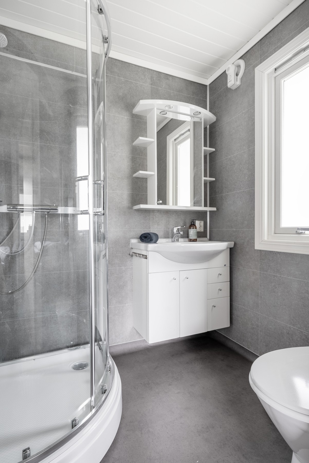 Soverommet i 1. etasje har praktisk tilknytning til badet i samme etasje, som gir en komfortabel og funksjonell løsning Galleribilde
