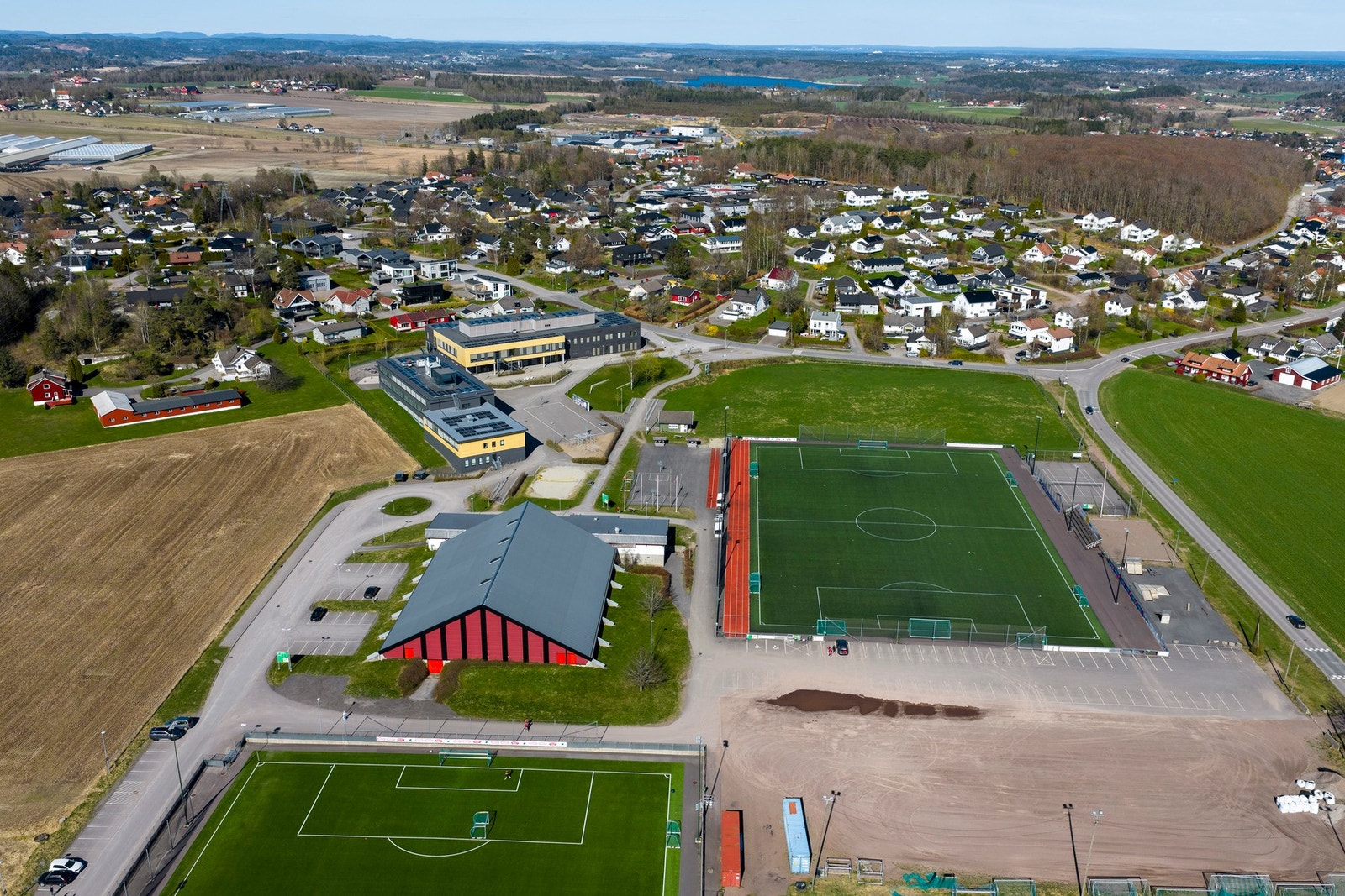 Ved Stokke ungdomsskole har du skole, uteareana og idrettshall Galleribilde