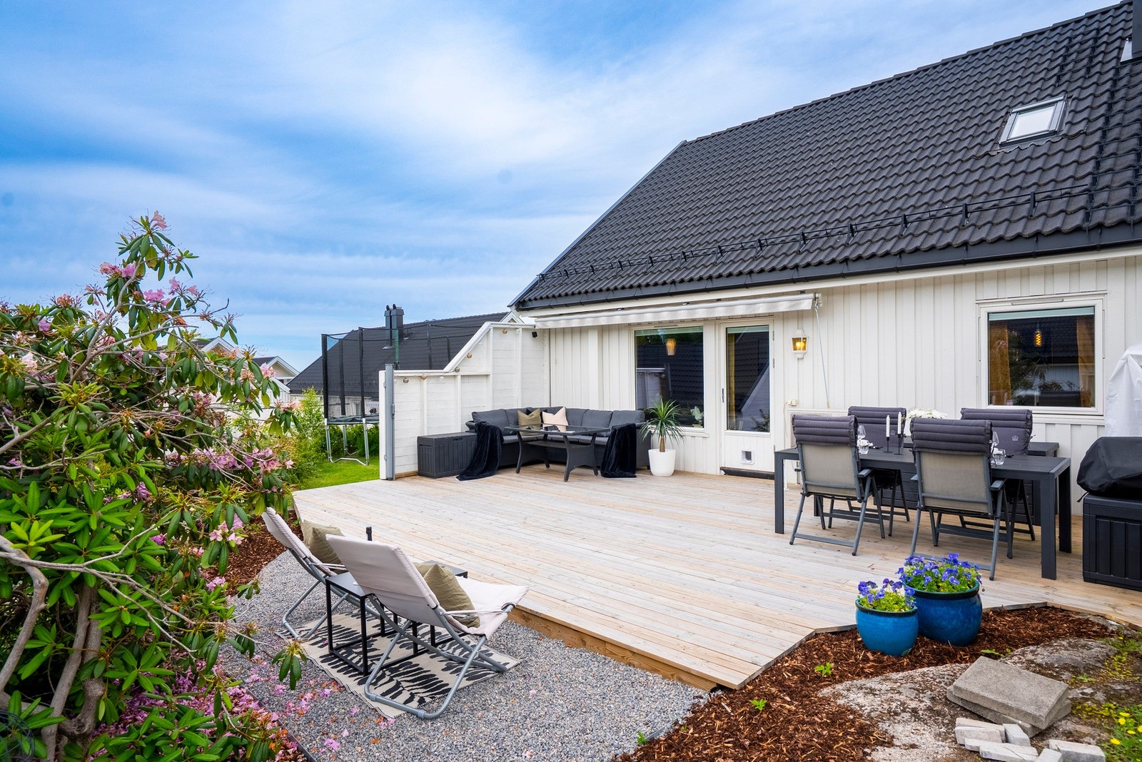 Fra stuen har du utgang til en romslig og skjermet terrasse på 43 m², som gir en privat og hyggelig uteplass Galleribilde