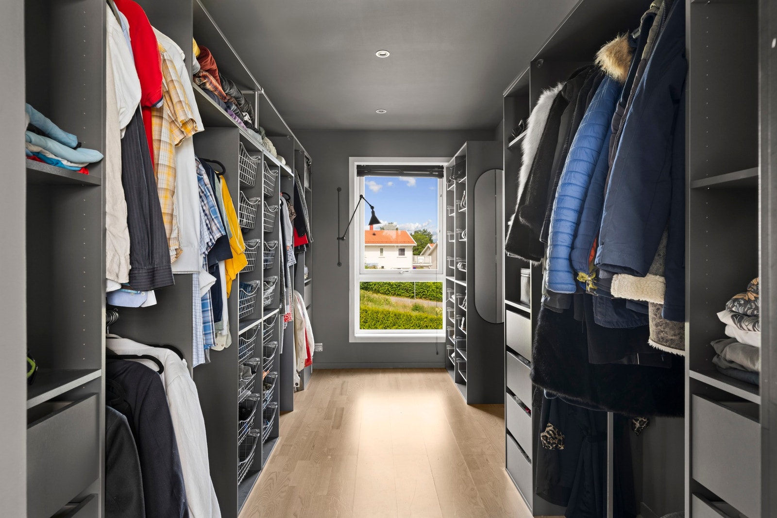 Opprinnelig er walk in closet boligens 3. soverom - kan enkelt tilbakeføres ved behov Galleribilde