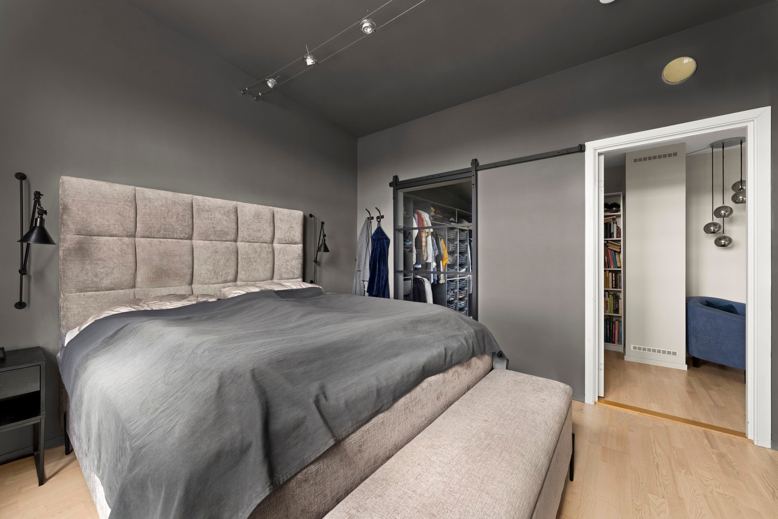 Soverommet har walk in closet Galleribilde