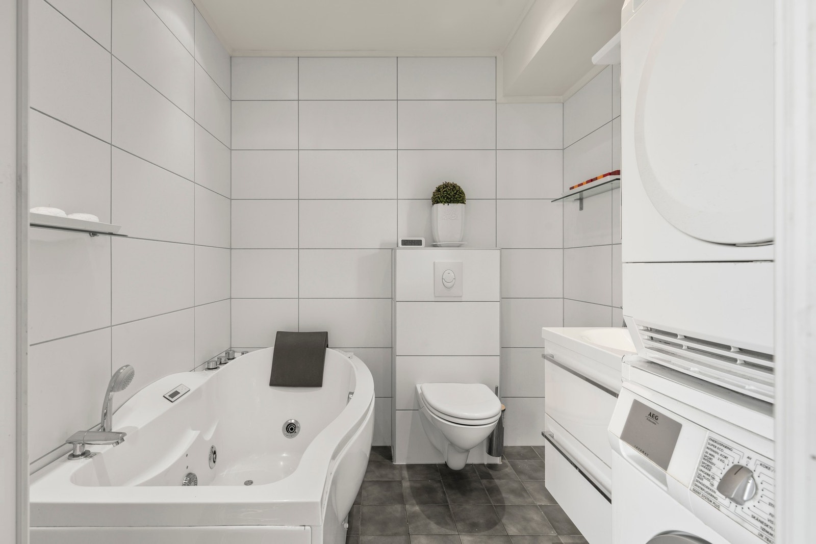 Badet i første med boblekar og opplegg for vaskemaskin Galleribilde