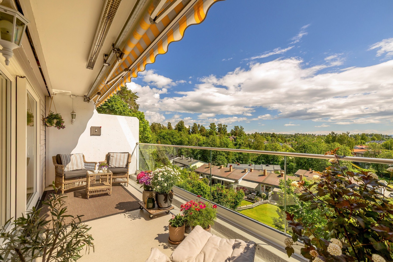 Her er det god plass til utemøbler og grill. Denne terrassen er også utstyrt med infrarød terrassevarmer. Terrassen byr på en flott utsikt helt ned til fjorden. Galleribilde