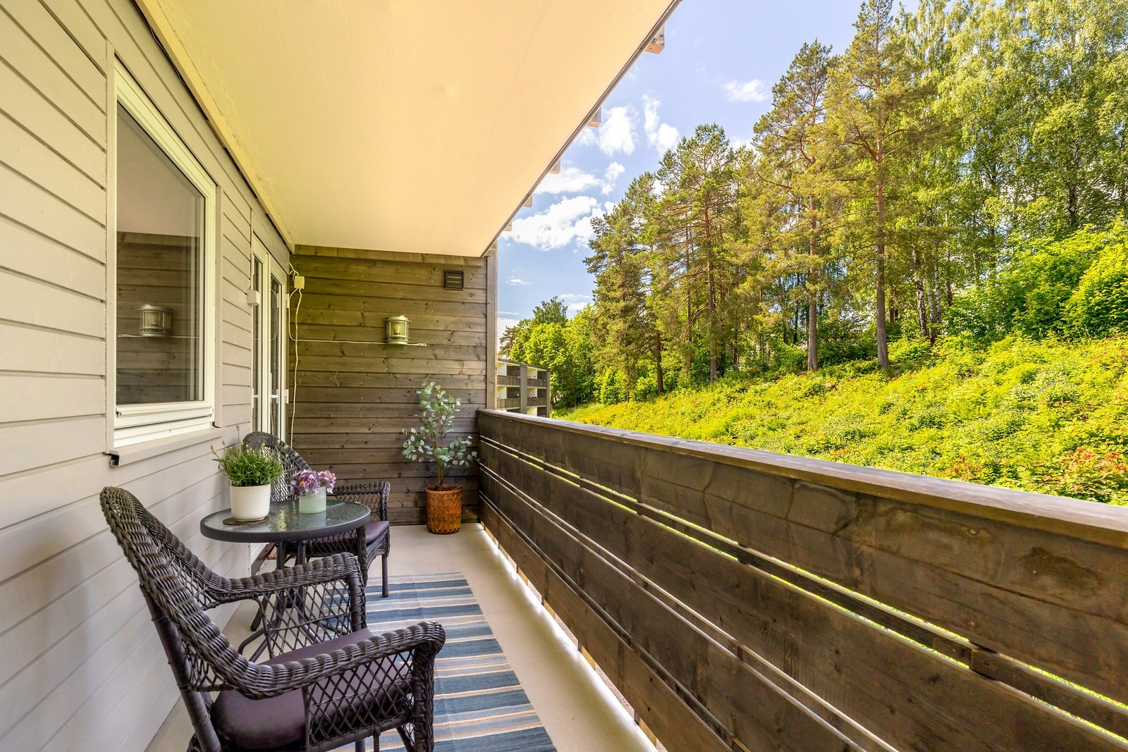 Begge terrassene er utstyrt med fotocellestyrt belysning. Galleribilde