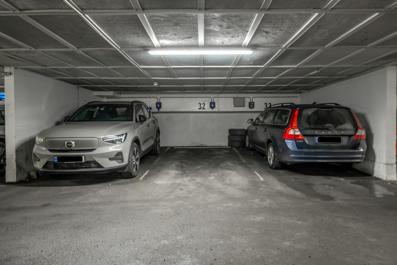 Parkeringsplass med elbil lader.- Galleribilde