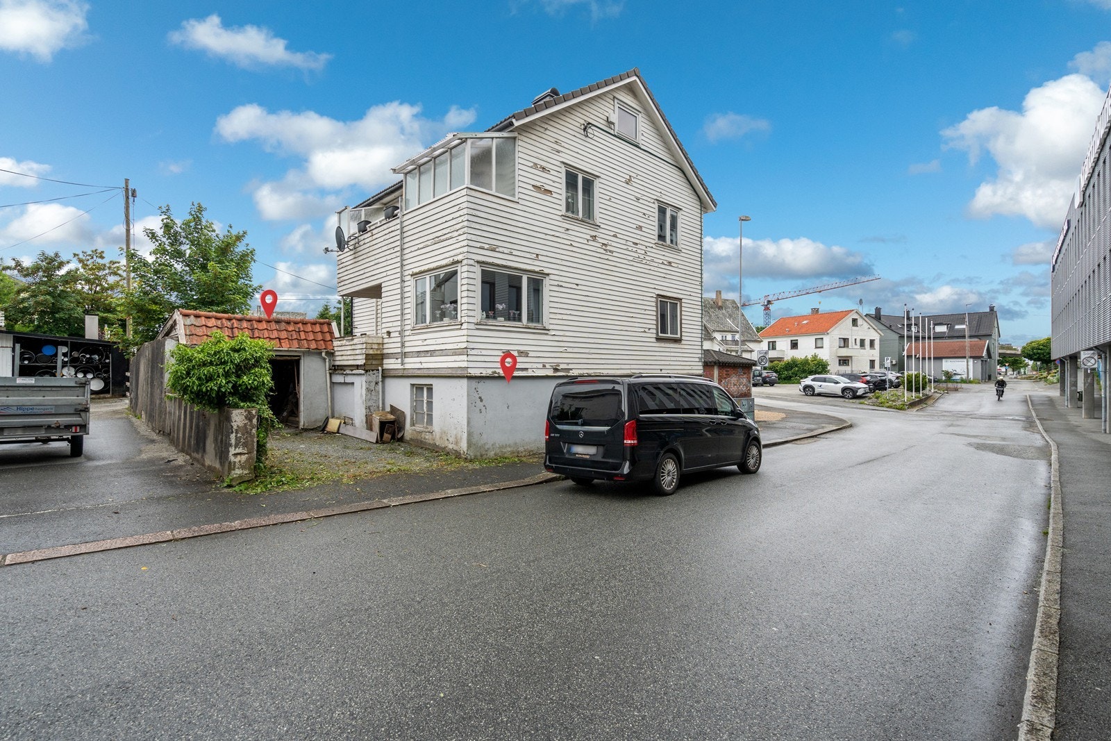Parkering foran garasjen disponeres også av denne seksjonen Galleribilde