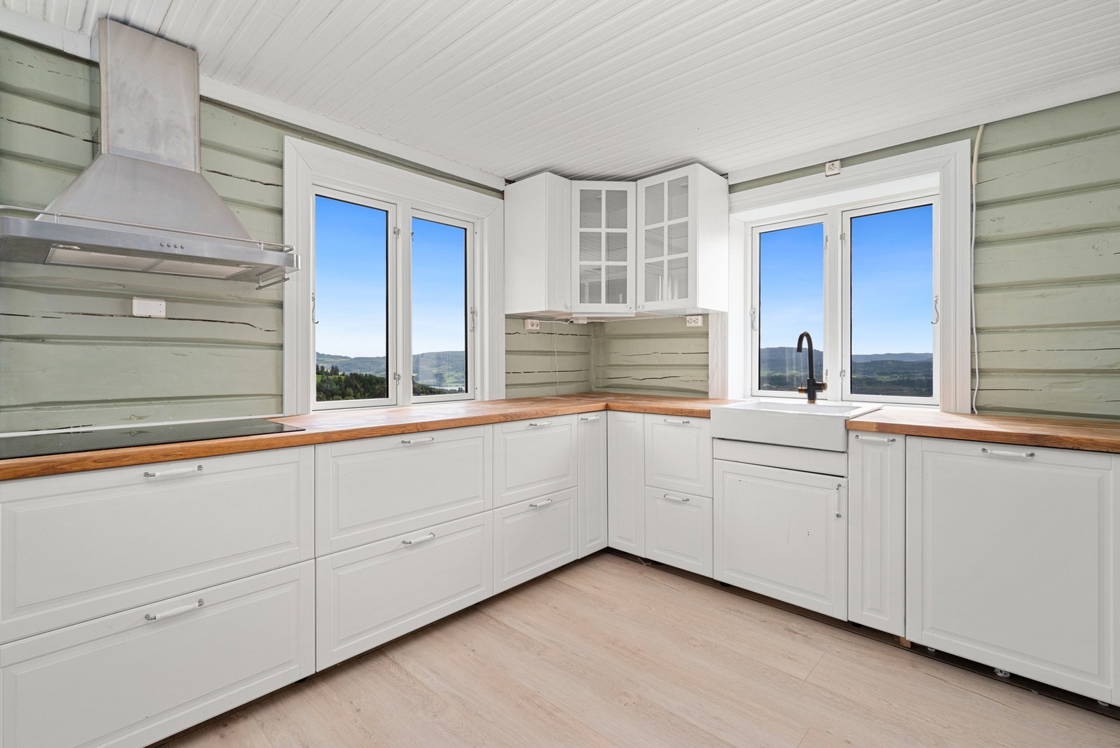 Kjøkkenet er holdt i lyse farger og har godt med benkeplass. Galleribilde