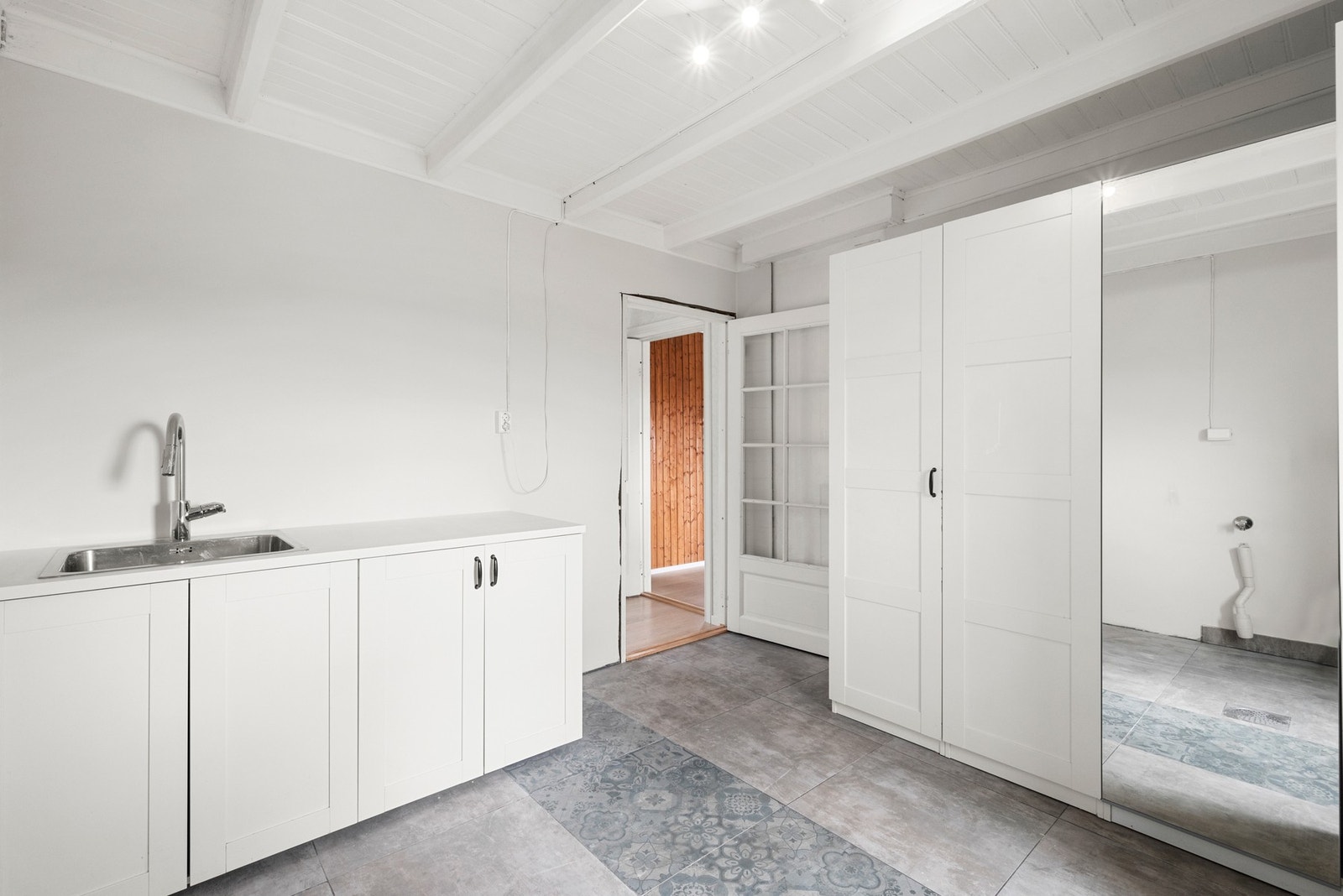 I 1. etasjen har man et vaskerom med adkomst til hagen. Galleribilde
