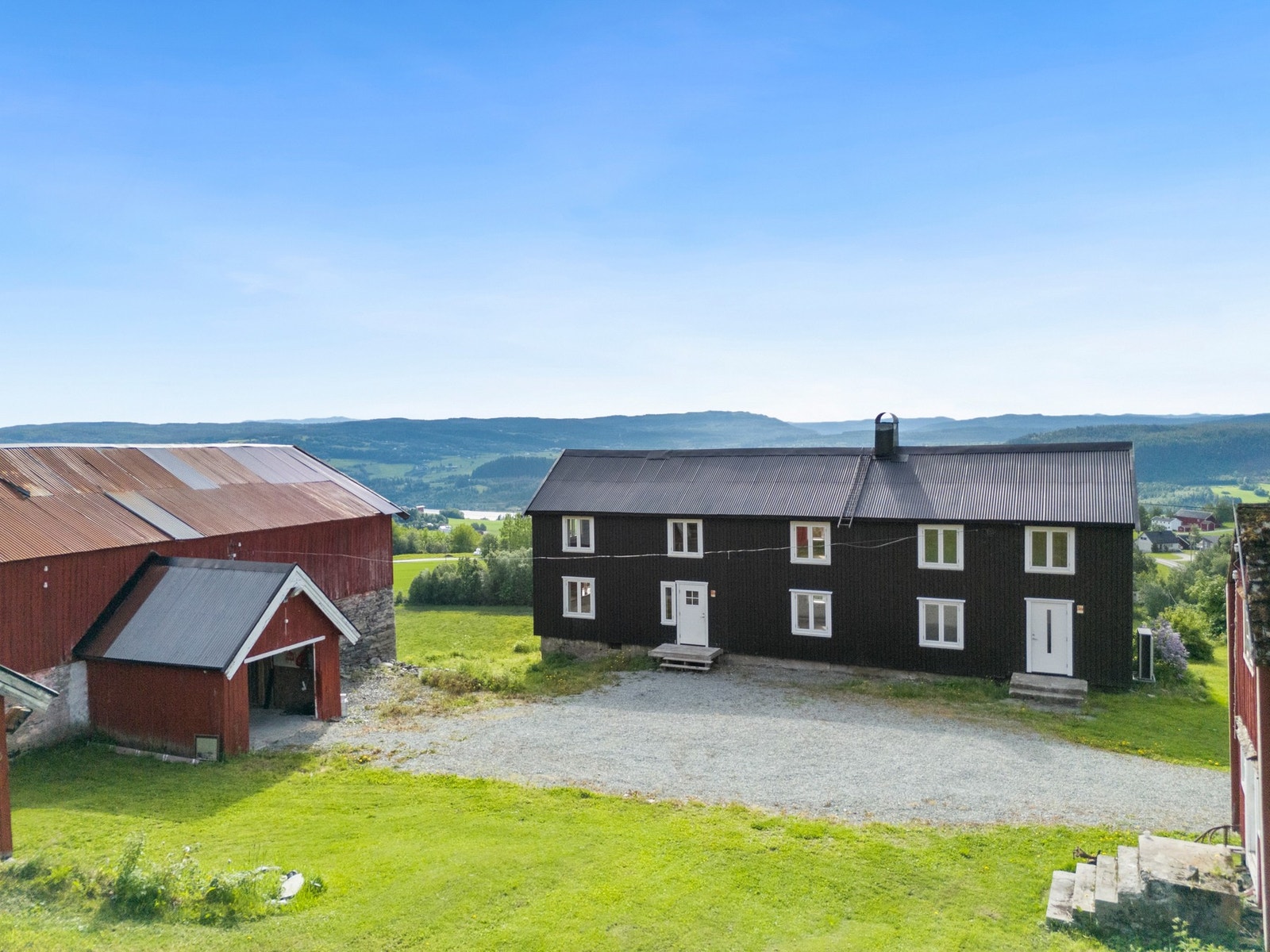 Fra eiendommen har man fantastisk utsikt og gode solforhold. Galleribilde